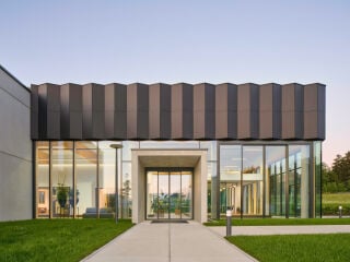 Der Gewerbebau Linara in Kaufbeuren setzt mit seinen großzügigen Glasanteilen auf Transparenz und Offenheit und folgt einer konsequent ressourcenschonenden Bauweise.