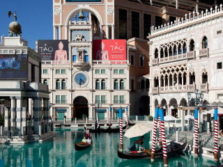 Heutige Beispiele für Pastiche sind die Casino-Architekturen in Las Vegas und Macao, in denen ikonische Bauwerke und Stilelemente in neuen Kontexten zusammengemischt werden. 