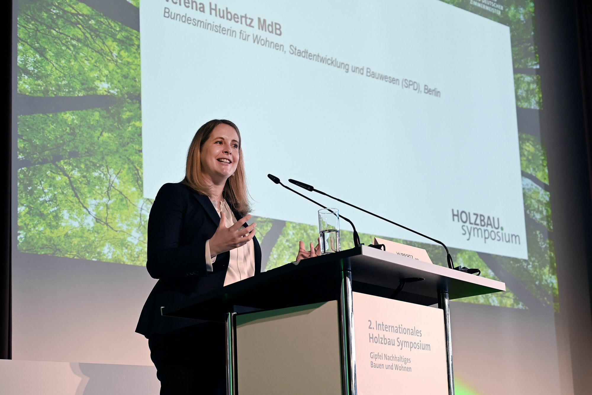 Die Bundesministerin für Wohnen, Stadtentwicklung und Bauwesen Verena Hubertz betonte: „Mit Holz können wir bauen, ohne dem Klima zu schaden“.