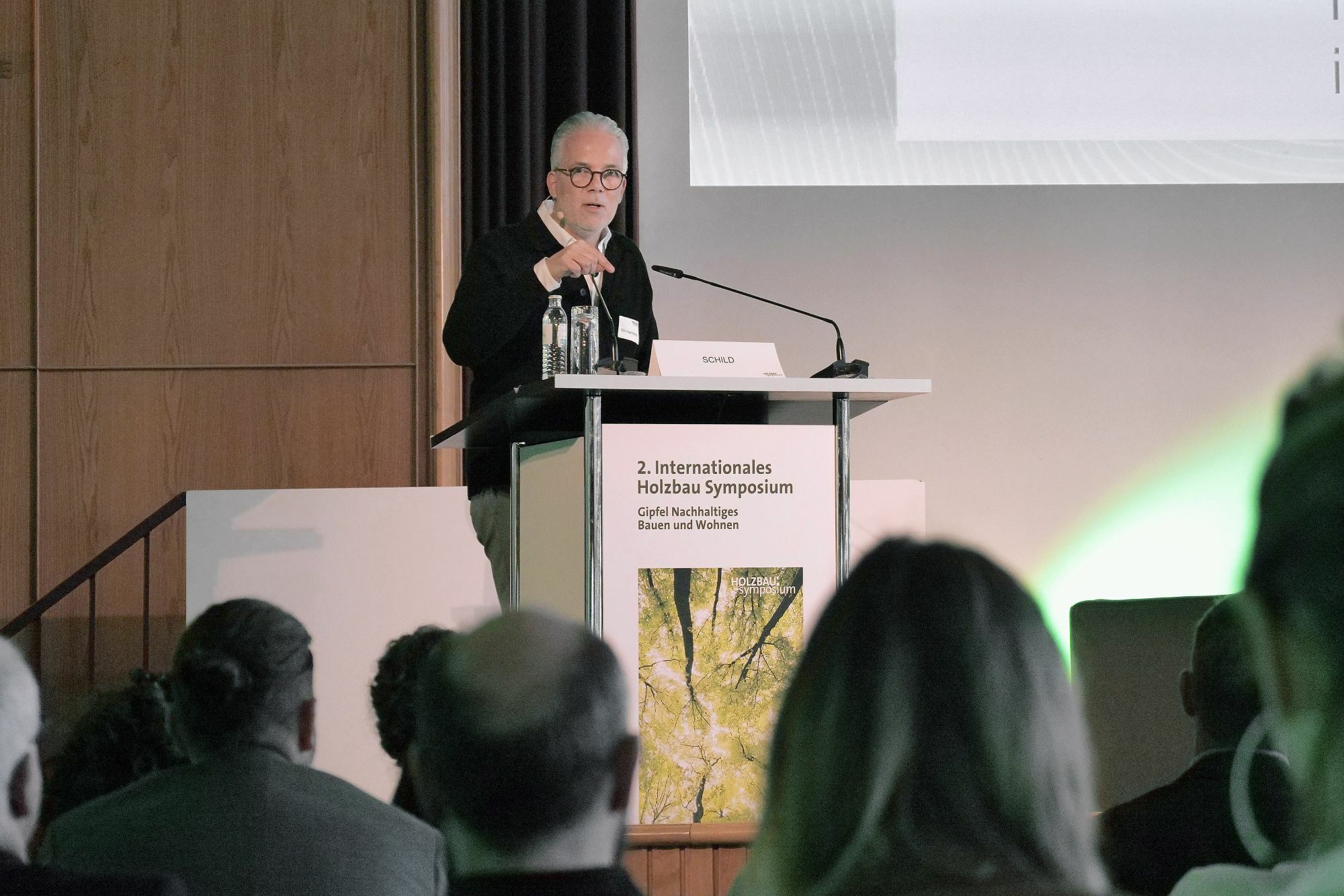 Die prominente Unterstützung für den Holzbau flankierten vielseitige und spannende Beiträge, beispielsweise vom Präsidenten des Bundes Deutscher Baumeister, Architekten und Ingenieure Christoph Schild. 