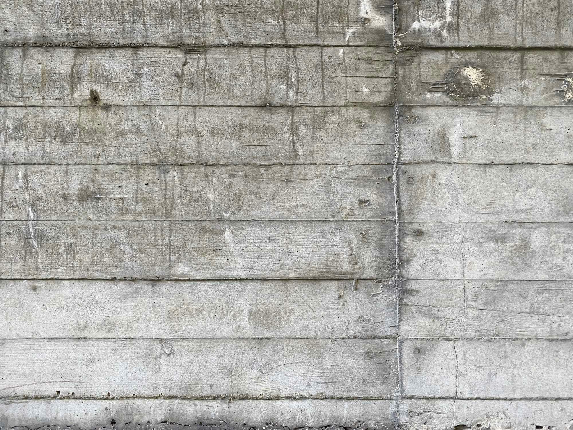 Fugenbild einer brettergeschalten Stützwand