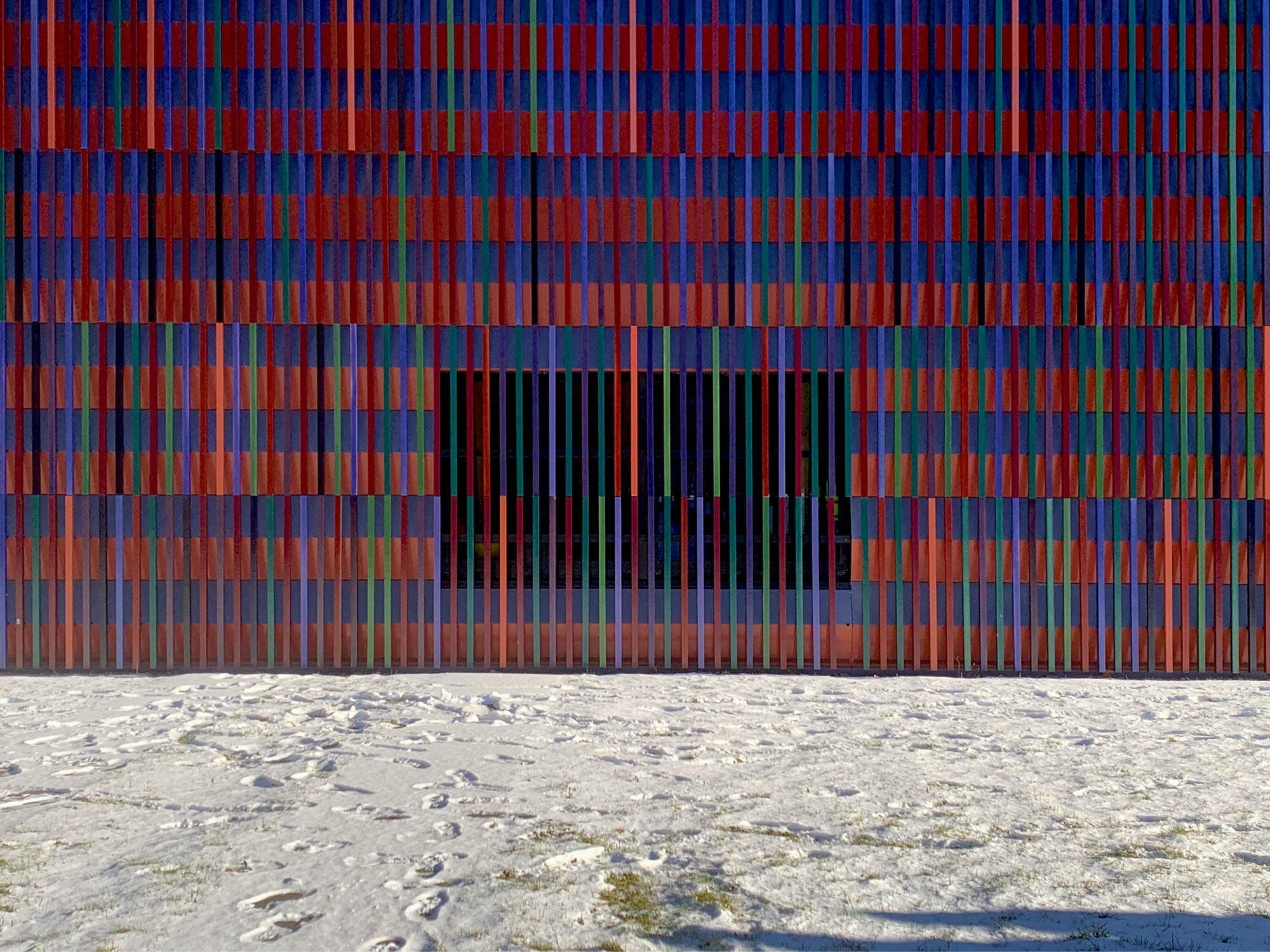 Das Prinzip des All-Over-Patterns weist Parallelen zur bildenden Kunst wie der Op Art auf, etwa bei Victor Vasarely, Bridget Riley oder Yayoi Kusama. Im Bild: Farbige Keramikstäbe, Museum Brandhorst, München, Architektur Sauerbruch Hutton