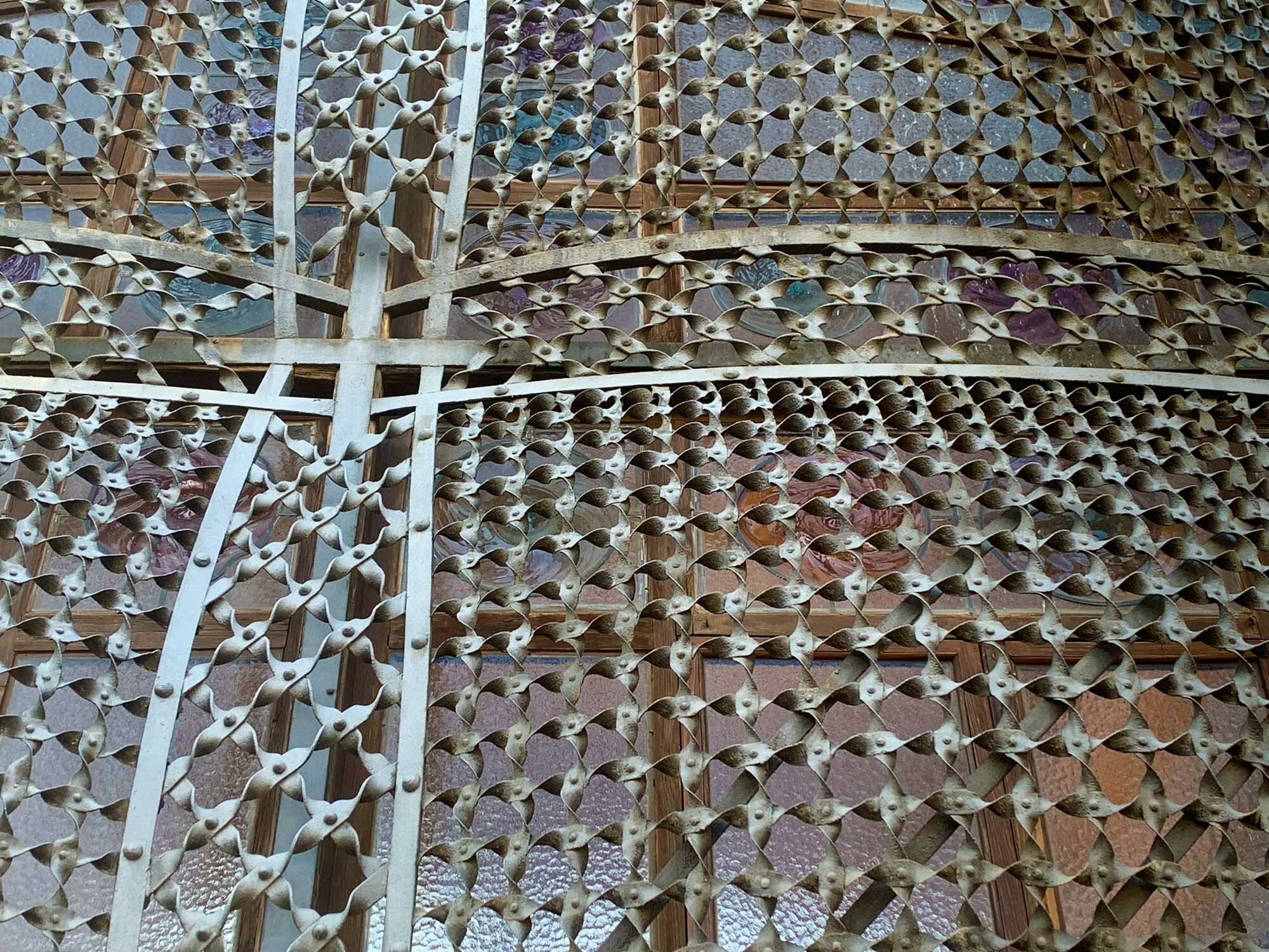 Manche Pattern erinnern an Exoskelette von Schalen- und Krustentieren. Im Bild: Pförtnerhaus/Eingangspavillon Park Güell, Barcelona, Architektur Antoni Gaudi 