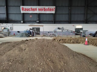 In einer ehemaligen Werkhalle des Flughafens Tegel entwickelt und produziert Earthbound gepresste Lehmsteine aus Baustellenaushub.