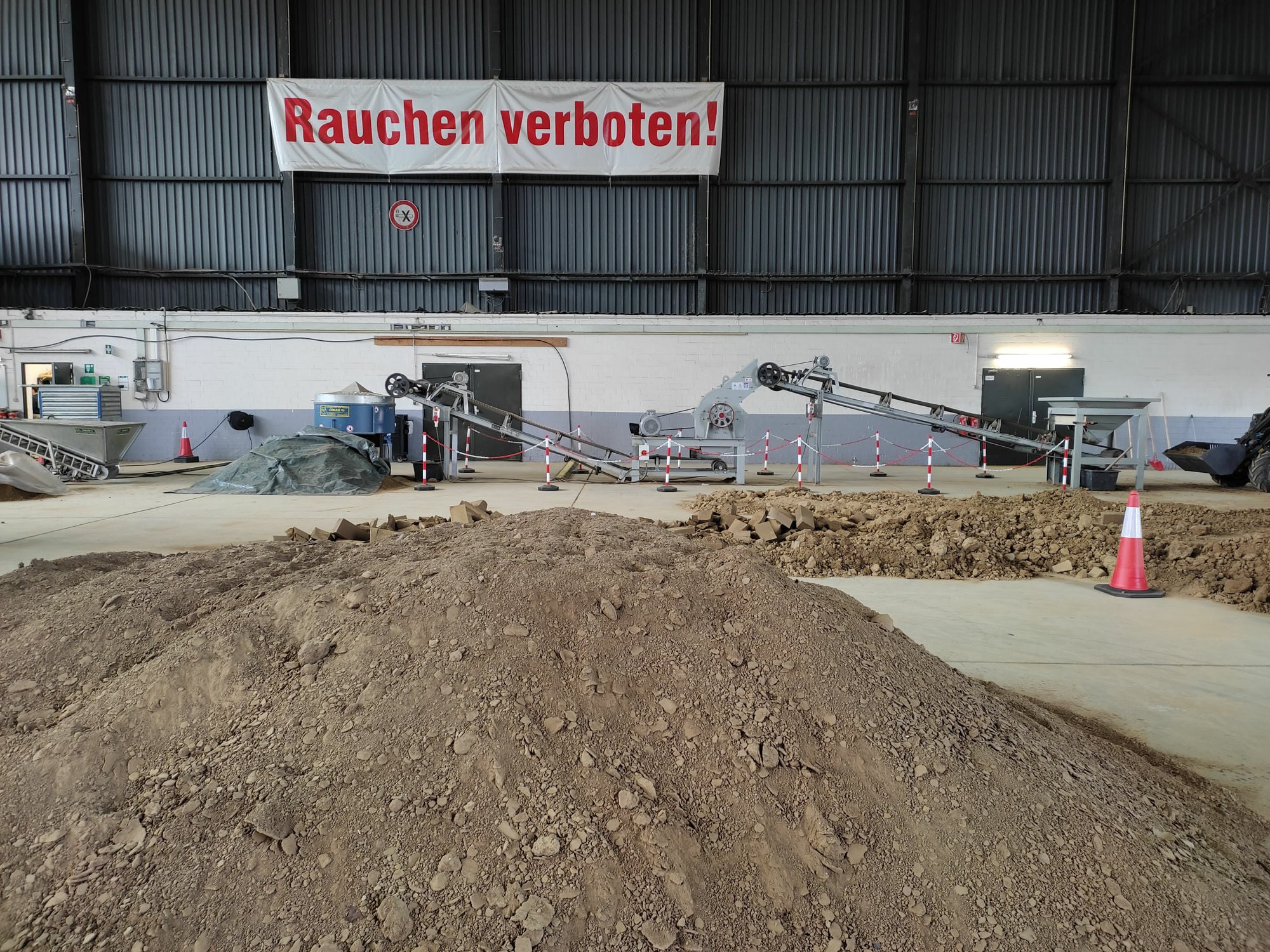 In einer ehemaligen Werkhalle des Flughafens Tegel entwickelt und produziert Earthbound gepresste Lehmsteine aus Baustellenaushub.