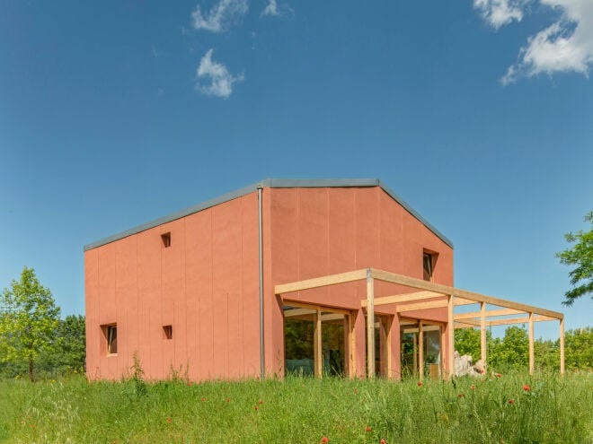 In Besalú bei Girona hat das Büro SAU Taller d'Arquitectura ein Einfamilienhaus realisiert.