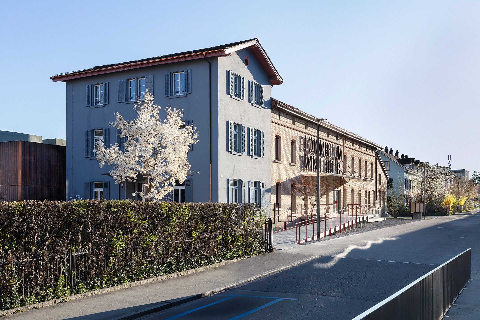 Der historische Kopfbau an der Südwestecke wurde blau gefasst.