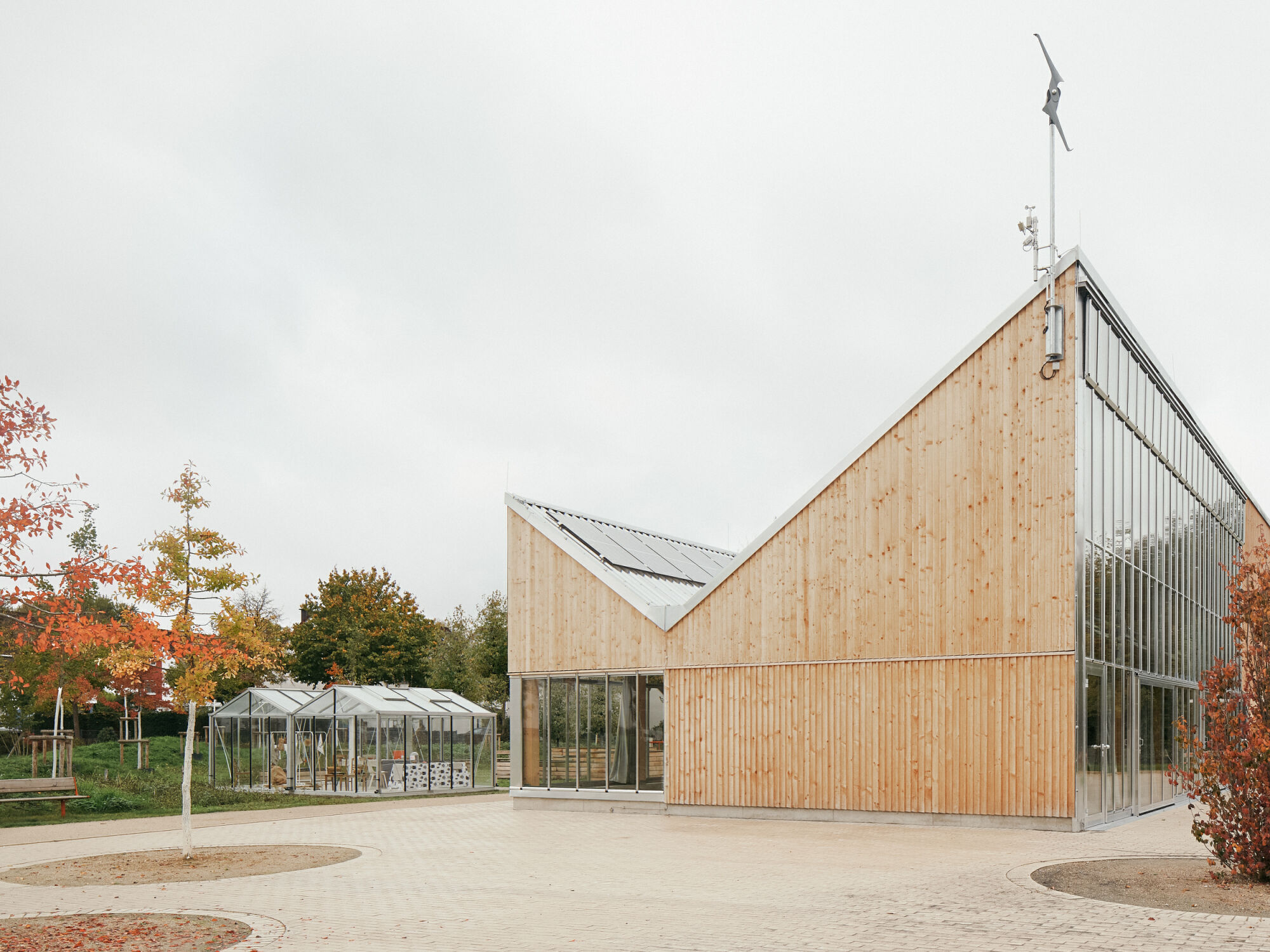 Den pavillonartigen Holzbau, eine Mischung aus Veranstaltungsgebäude, Gewächshaus und Bildungsort, planten New Architekten und Jutta Albus Architektur. 