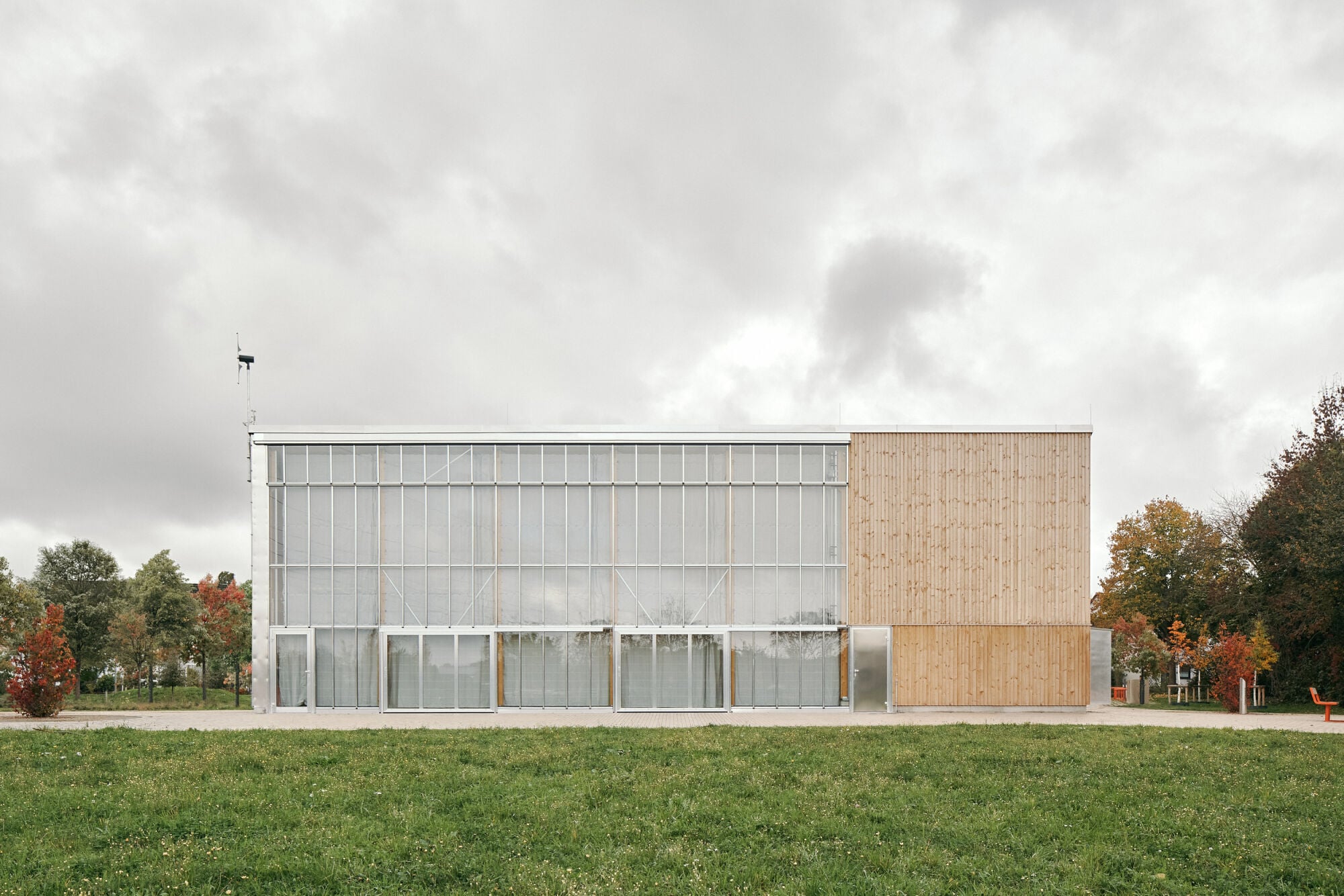 Als Jahreszeitenhaus soll das Gebäude auf Klima, Wetter und Jahreszeiten reagieren.