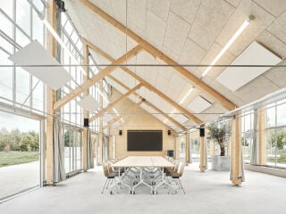 Ein asymmetrisches Schmetterlingsdach verleiht dem Neubau eine prägnante Silhouette.