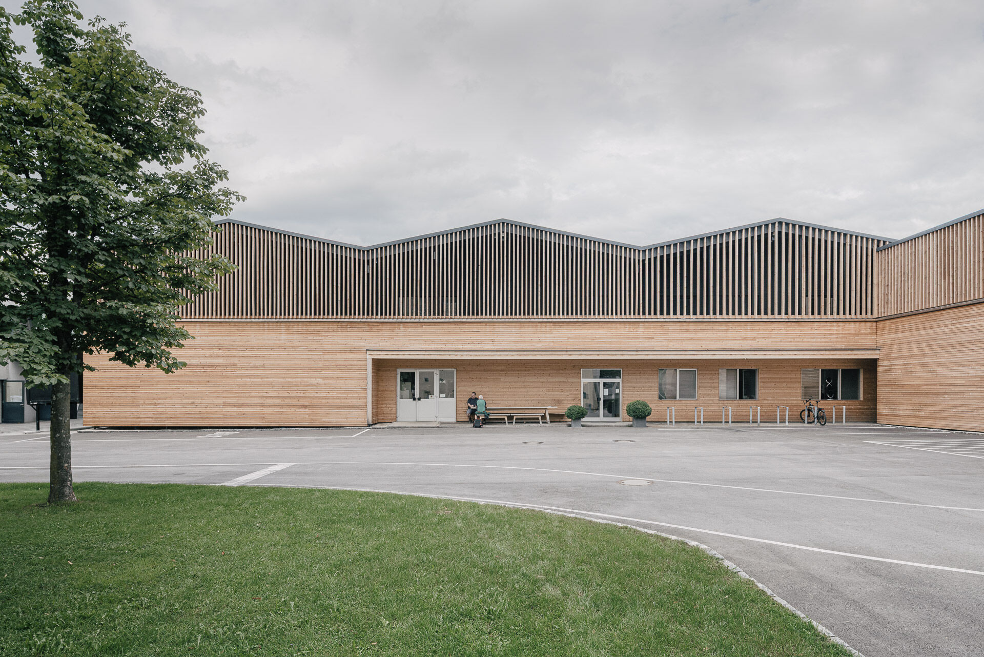 Die Architekten von dunkelschwarz orientierten sich an der linearen Organisation des Bestandes.