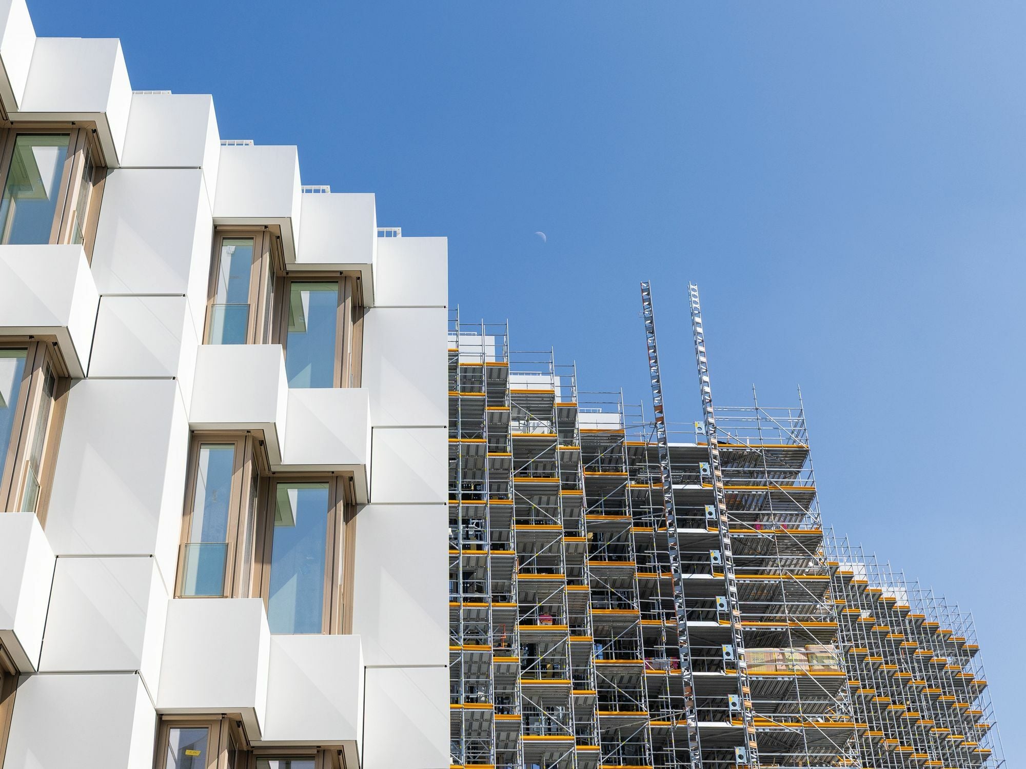 Das vom Münchner Architekturbüro allmannwappner entworfene Projekt Meillenstein in den neuen Meiller-Gärten charakterisiert eine markante, gestaffelte Fassade.