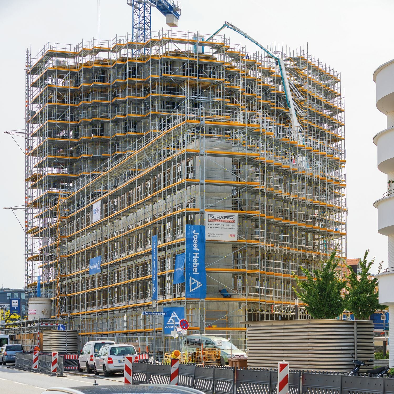 ... der seitlich entlang der Untermenzinger Straße von einem viergeschossigen Sockelbau flankiert wird.