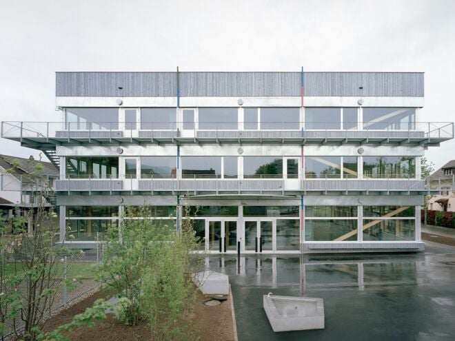 Lukas Raeber Architektur aus Basel schufen für die Schulanlage Bota einen vielseitigen und trotzdem reduziert anmutenden Neubau.