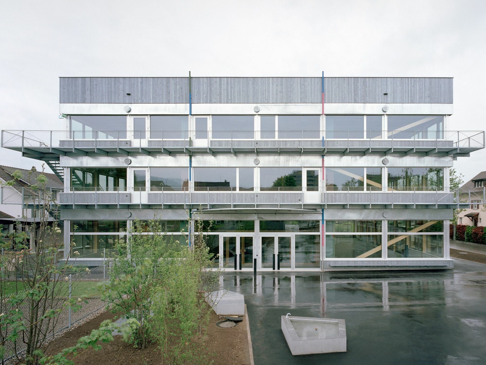 Lukas Raeber Architektur aus Basel schufen für die Schulanlage Bota einen vielseitigen und trotzdem reduziert anmutenden Neubau.