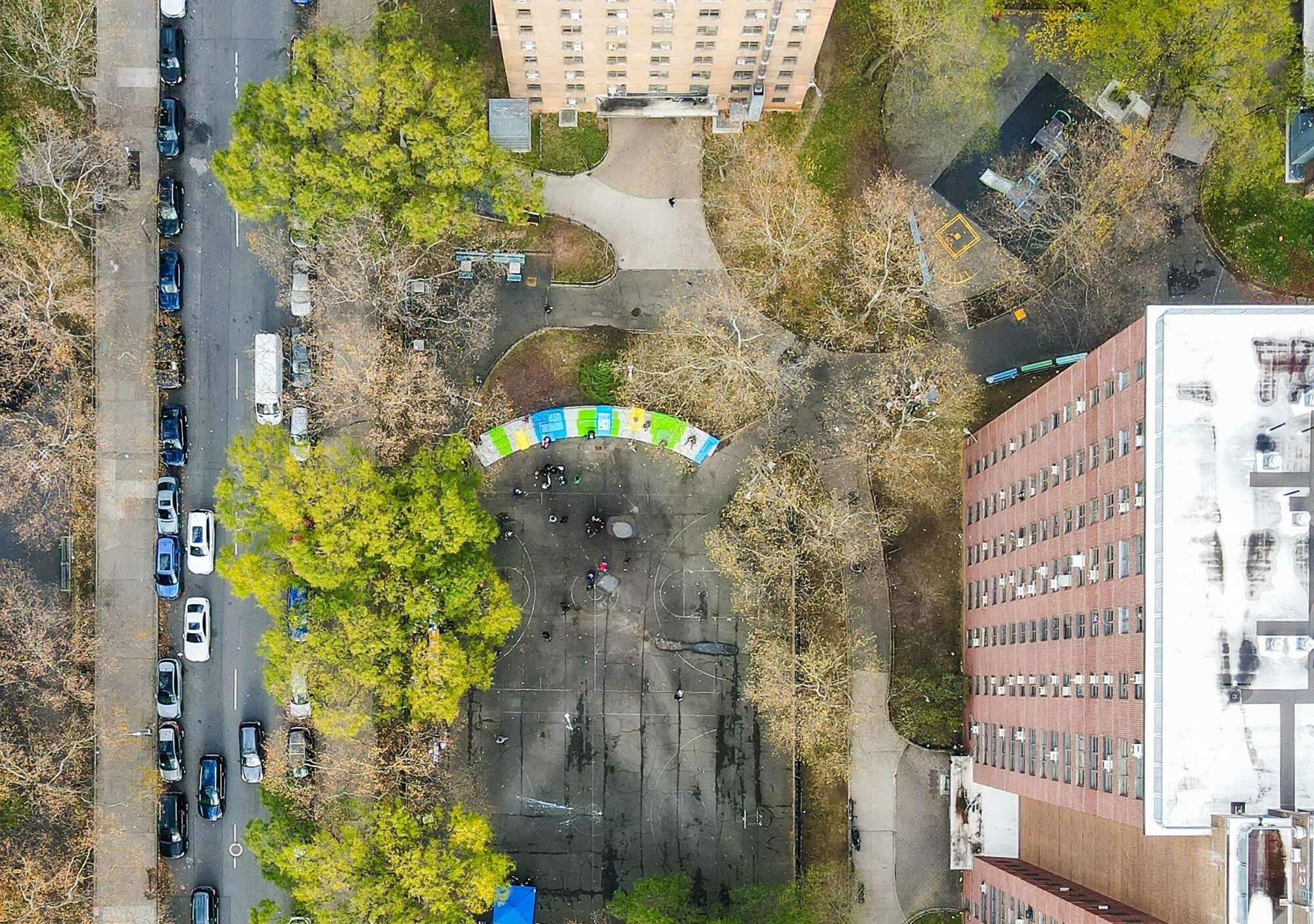 So war es bei dem Projekt Common Corner, auf einem verwaisten Basketballplatzes inmitten von Sozialwohnhochhäusern in der Bronx.