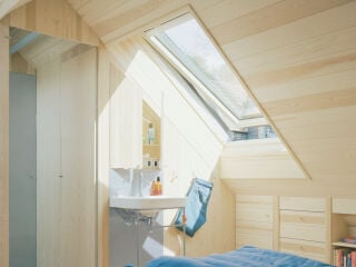 In Oslo ließ eine Familie den Dachboden ihres Reihenhauses von Studio Et al. umbauen.