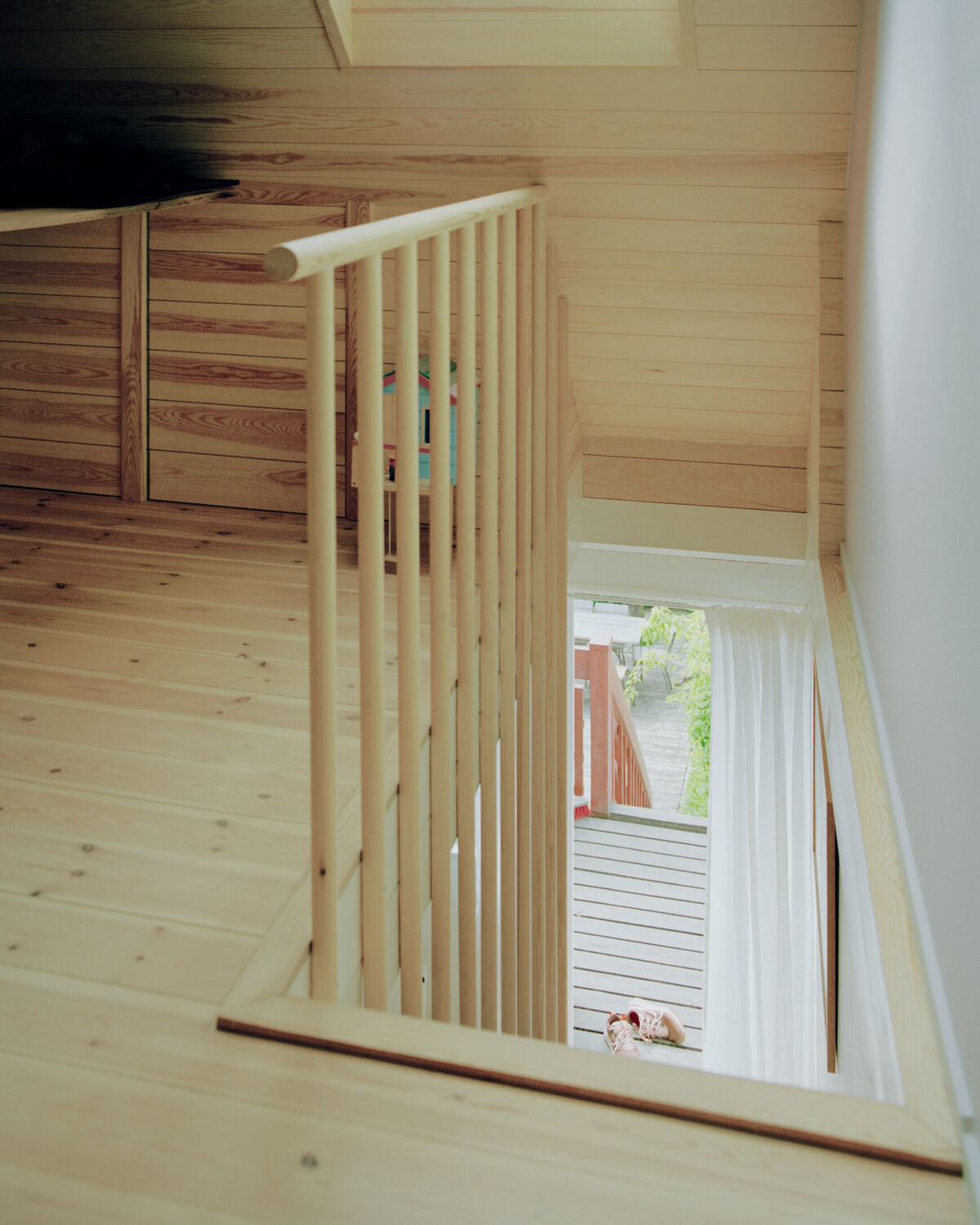 Eine schmale Treppe führt auf den Dachboden mit rechteckigem Grundriss.
