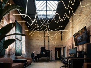 Früher wurden hier Kabel hergestellt, nun findet sich ein Tonstudio in der ehemaligen Fabrik.