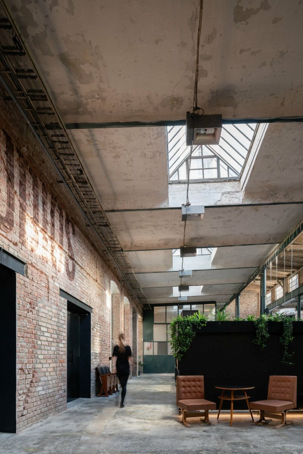 ... spitze Lichtkuppeln das Bild einer gemütlichen Markhalle. 