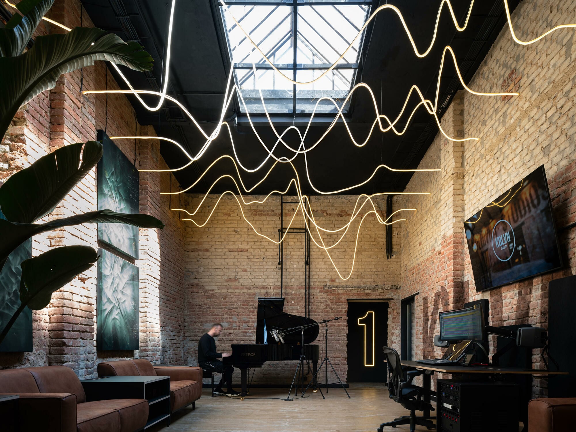 Früher wurden hier Kabel hergestellt, nun findet sich ein Tonstudio in der ehemaligen Fabrik.