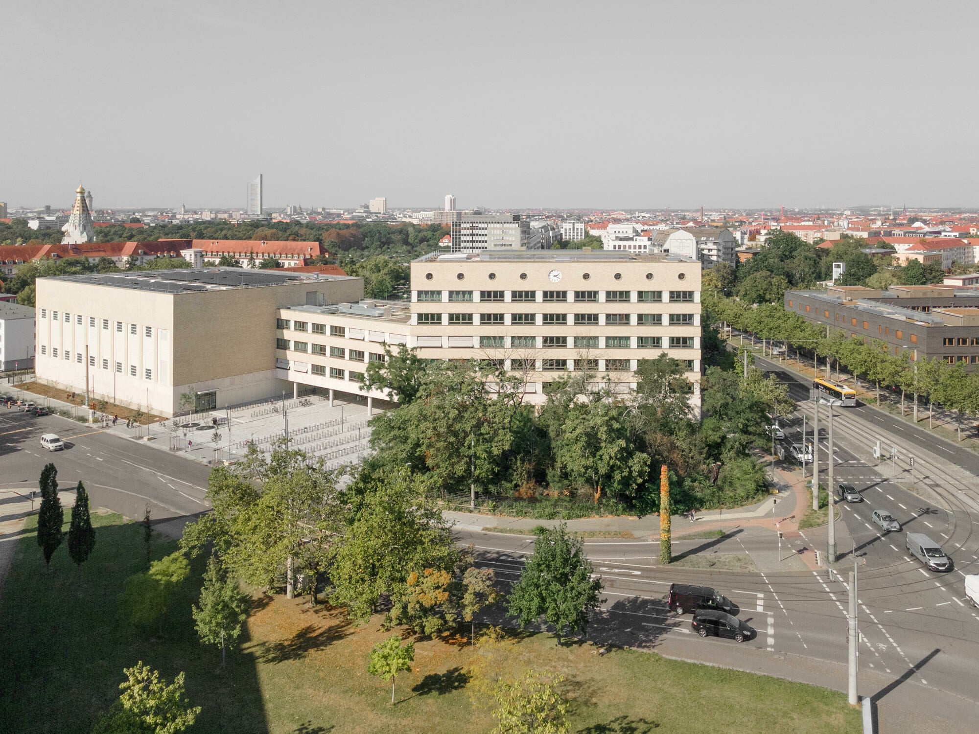 Der großmaßstäbliche Neubau nach Plänen von Schulz und Schulz Architekten prägt die verkehrsreiche Straßenkreuzung im Südosten Leipzigs.