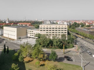 Der großmaßstäbliche Neubau nach Plänen von Schulz und Schulz Architekten prägt die verkehrsreiche Straßenkreuzung im Südosten Leipzigs.