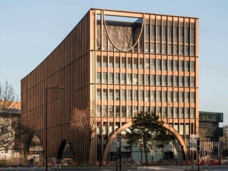 An Ende einer zentralen Achse hat das Büro Baumschlager Eberle Architekten das Maison d’Innovation realisiert – ein Kompetenzzentrum für rund 1.200 IT-Fachkräfte und Forschende.