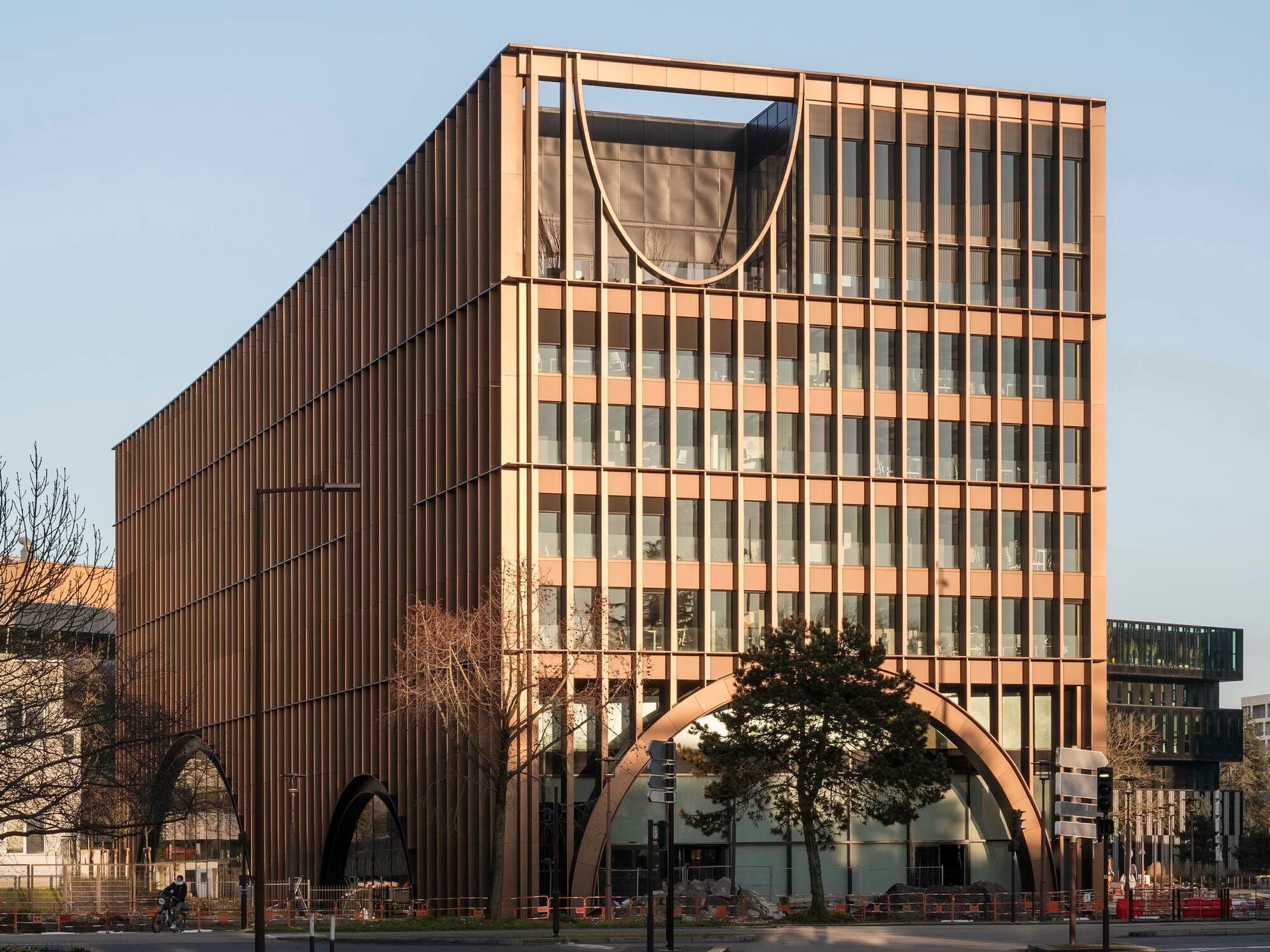 An Ende einer zentralen Achse hat das Büro Baumschlager Eberle Architekten das Maison d’Innovation realisiert – ein Kompetenzzentrum für rund 1.200 IT-Fachkräfte und Forschende.