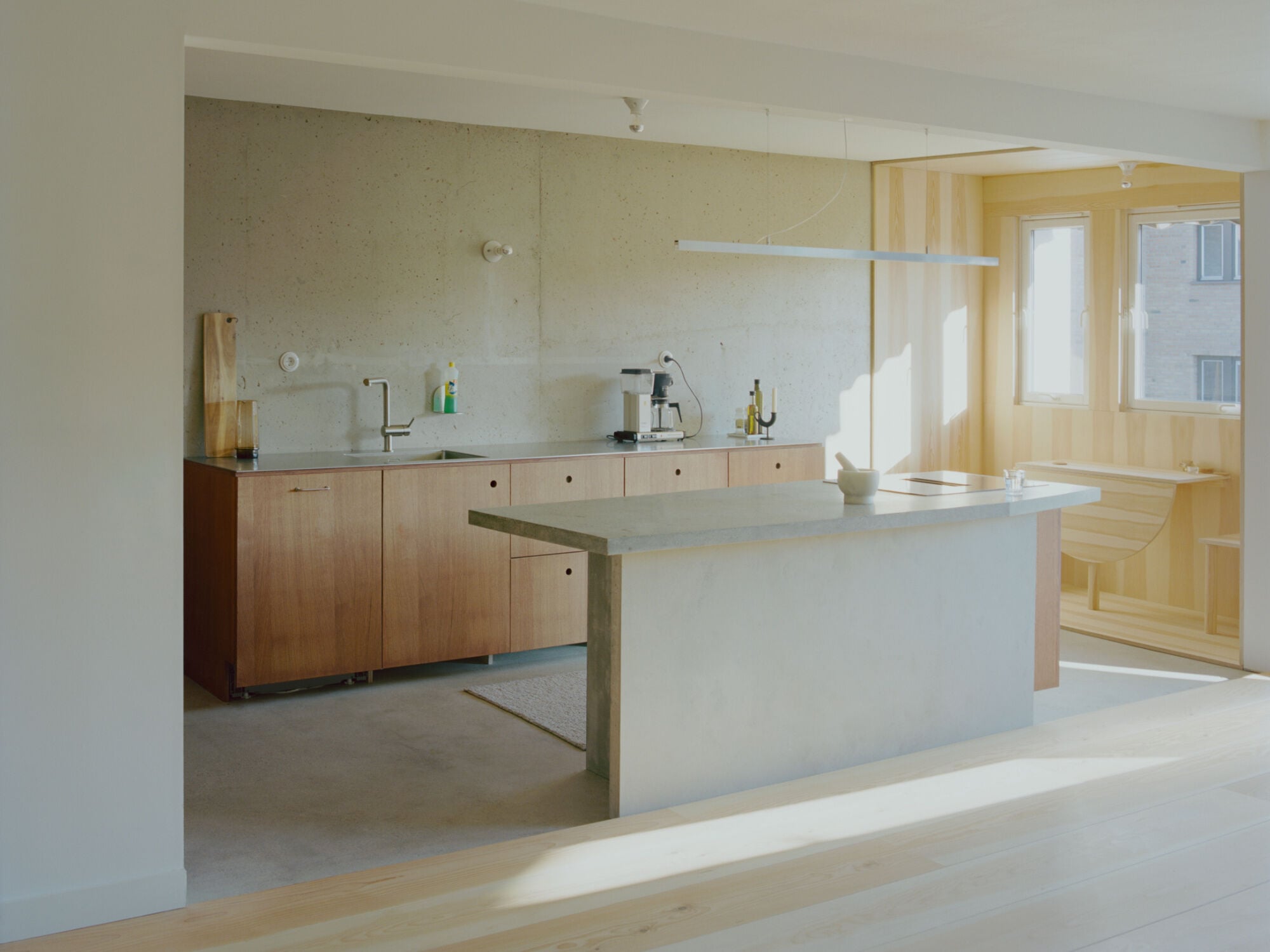 Am Stadtrand von Oslo hat Studio Et al. eine 100 Quadratmeter große Wohnung umgebaut.