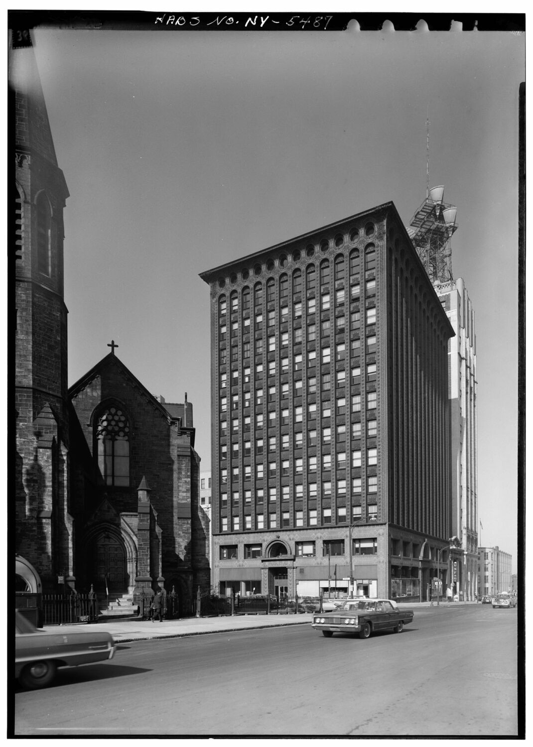 In den 1880er und 1890er Jahren beschäftigte sich Sullivan in Chicago intensiv mit einem damals neuen Bautyp namens modern office building. Im Bild: Prudential Building (ursprünglich Guaranty Building), 1894-95, Buffalo/NY