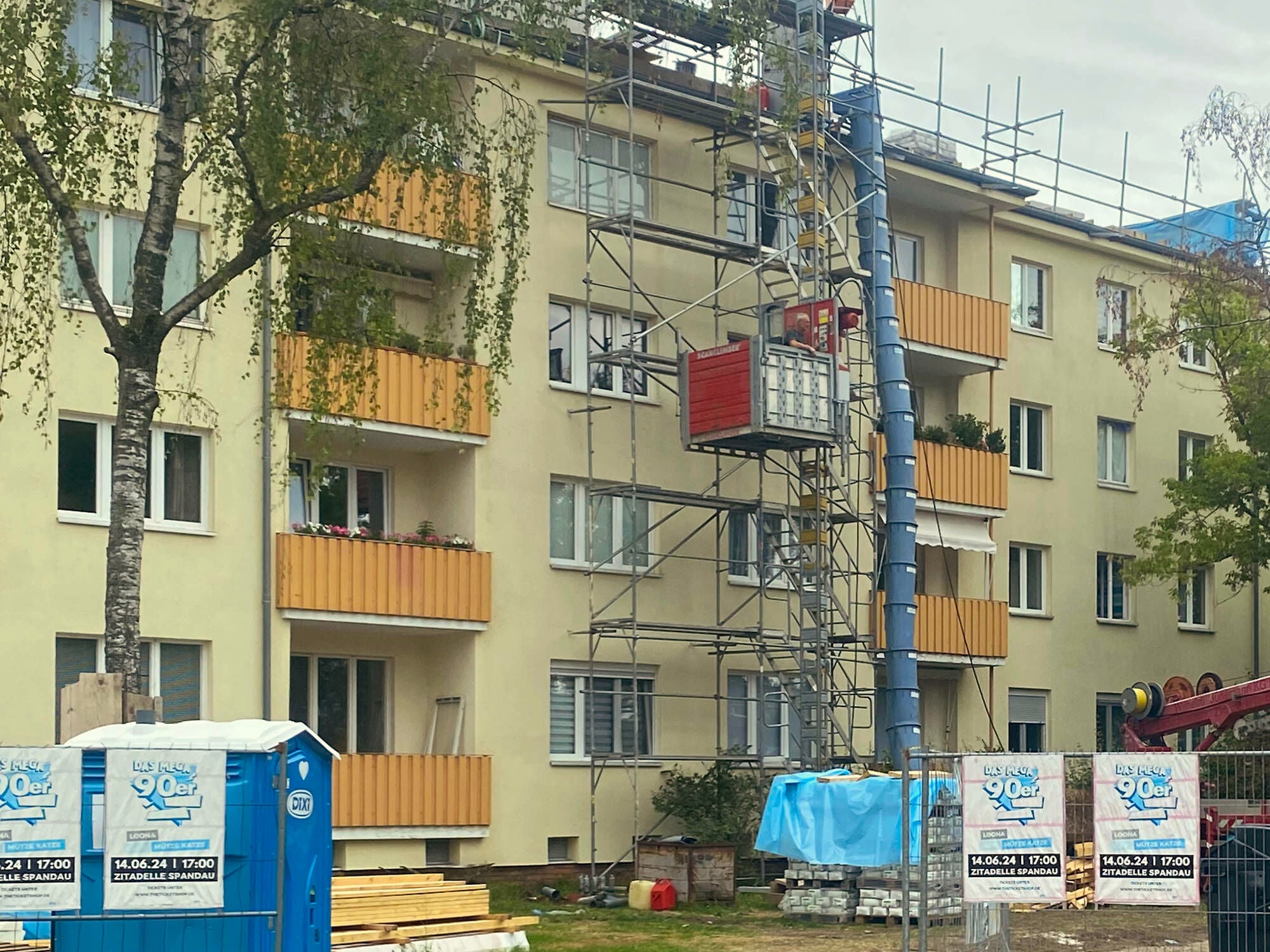 Hier ist die Schuttrutsche an der Traufkannte eines Statteldachs befestigt.