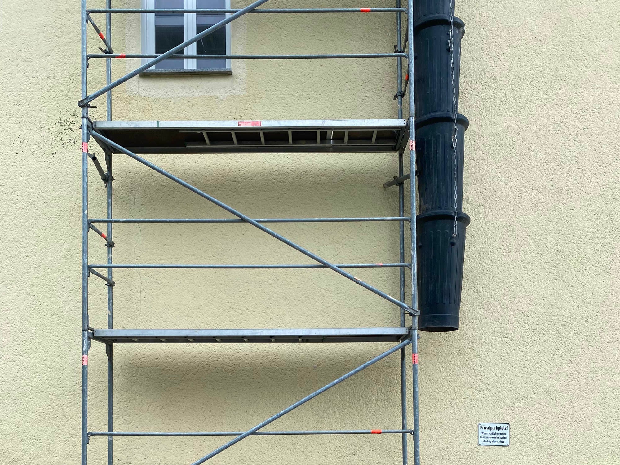 Diese Schuttrutsche besteht aus Kunststoffröhren, die mit Ketten verbunden sind.
