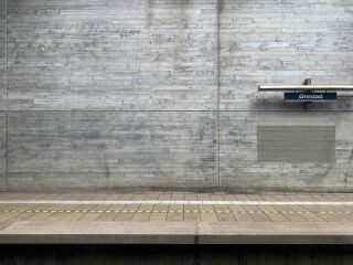 Unterschiedlich oft eingesetzte Bretter resultieren in Helligkeitsunterschieden der Betonflächen.