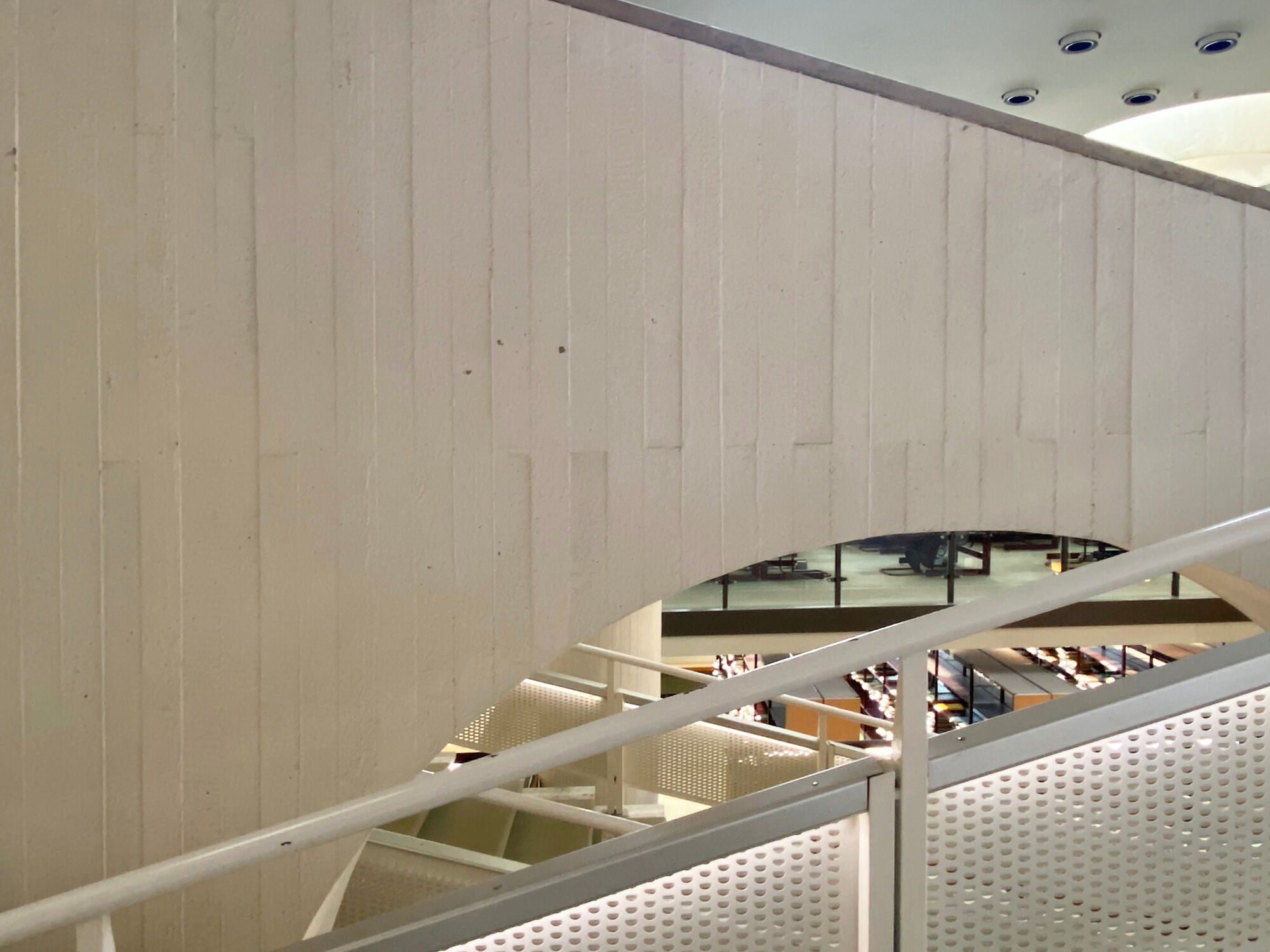 Die Flächengestaltung mit saugender, gehobelter oder sägerauer Brettschalung war in den 1960er-Jahren noch sehr beliebt, wie dieses Bild aus der Berliner Staatsbibliothek von Hans Scharoun beweist.