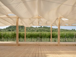Für das jährlich stattfindende Ženy Víno Funk Festival in Pezinok entwarf das Büro Jakub Kolarovi Architects aus Bratislava eine Reihe temporärer, pavillonartiger Architekturen.