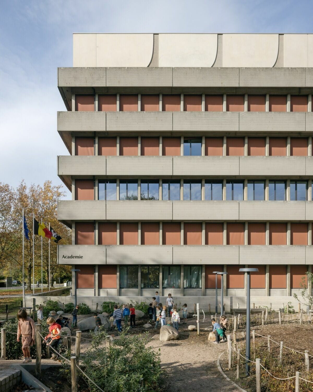 Am sechsgeschossigen Hochhaus sind die strenge Rasterung des Bestands und die neue Krone erkennbar.