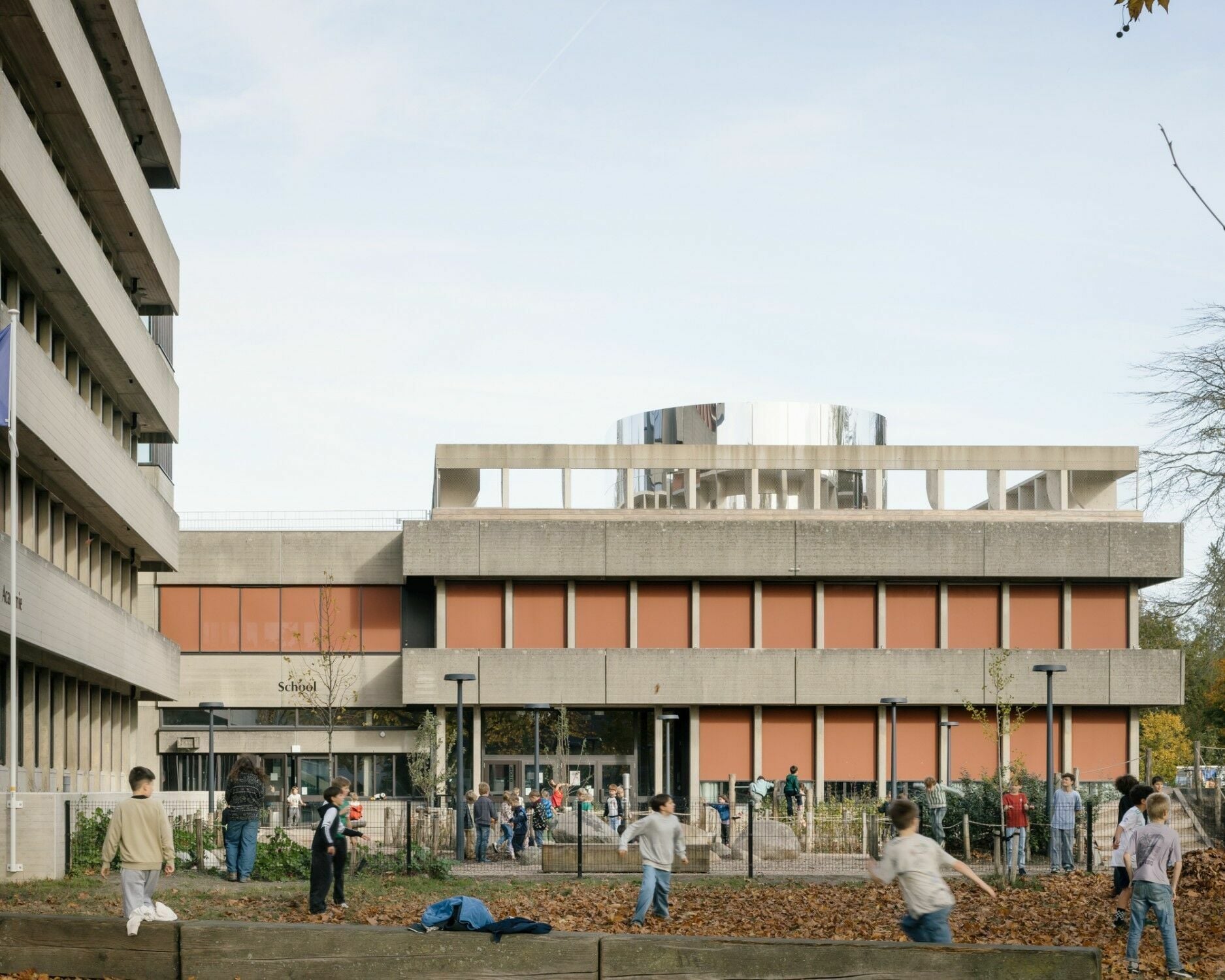 Zwischen Hochhaus, Schule und Park wird die neue Mitte des Ensembles als belebter öffentlicher Hof lesbar.