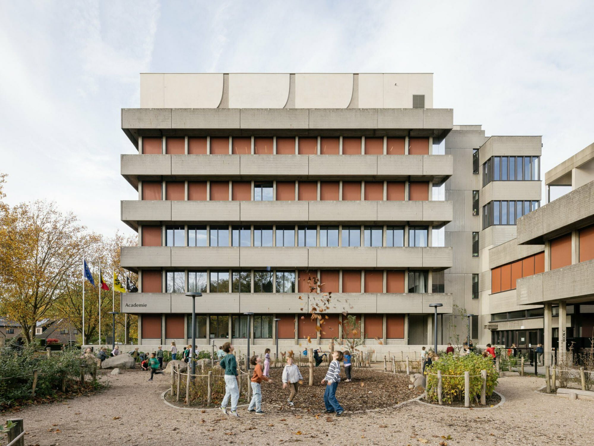 Das ehemalige Genter Bürgeramt The Felix öffnet sich zur Parklandschaft der Gentbrugse Meersen. 2025 nach Plänene von ATAMA umgebaut teilen sich heute Schule, Akademie und öffentliche Nutzungen den Bau.