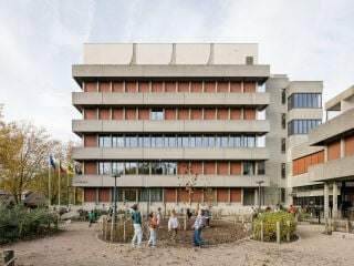 Das ehemalige Genter Bürgeramt The Felix öffnet sich zur Parklandschaft der Gentbrugse Meersen. 2025 nach Plänene von ATAMA umgebaut teilen sich heute Schule, Akademie und öffentliche Nutzungen den Bau.