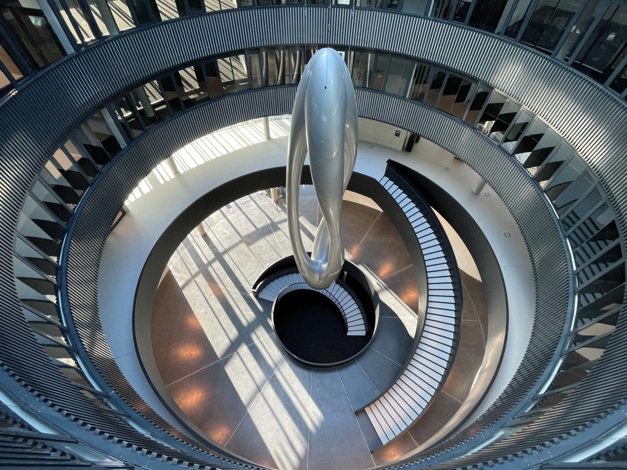 Im Atrium hängt die Skulptur „Stellar Interloper" des Künstlers Iñigo Manglano-Ovalle.