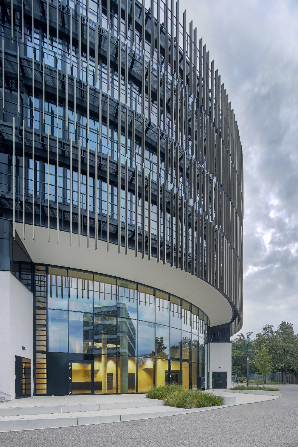 Hier sollen die Kompetenzen aus Wirtschaft und Forschung gebündelt und in die Öffentlichkeit kommuniziert werden, mit gemeinsamen Büro- und Forschungsflächen und drei öffentlich zugänglichen Geschossen mit Ausstellungs- und Konferenzflächen.
