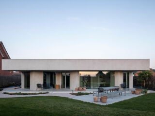 Das Besondere am Grid House vom Büro Objekt Architecten erschließt sich erst beim Rundgang im Inneren.
