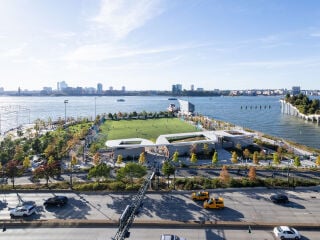 Auf dem Gelände ehemaliger Industriehallen eröffnete 2023 der Gansevoort Peninsula Park.