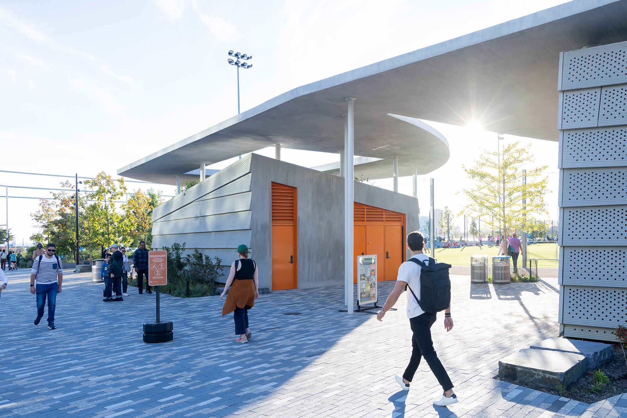 Der Pavilion aus der Feder des Brooklyner Büros nARCHITECTS dient als Infrastruktur und schafft einen Schwellenraum zwischen der Stadt und dem Park. 