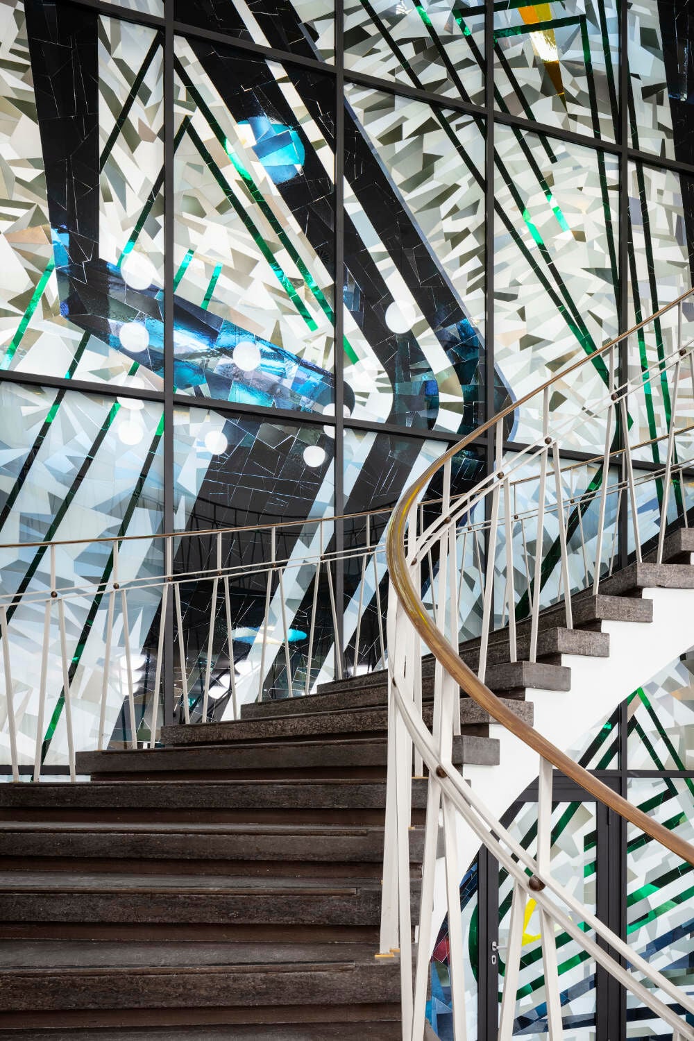 Da das Echt-Antikglas nun offen zum Atrium hin angeordnet ist und nicht mehr zwischen Isolierglasscheiben liegt, tritt die Materialität des historischen Mosaiks heute deutlich plastischer hervor.