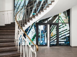 Das von Behles und Jochimsen sanierte Haus der Wirtschaft in Nürnberg verbindet ein neues Atrium mit einem restaurierten Glasmosaik aus Echt-Antikglas, das brandschutztechnisch ertüchtigt wurde.