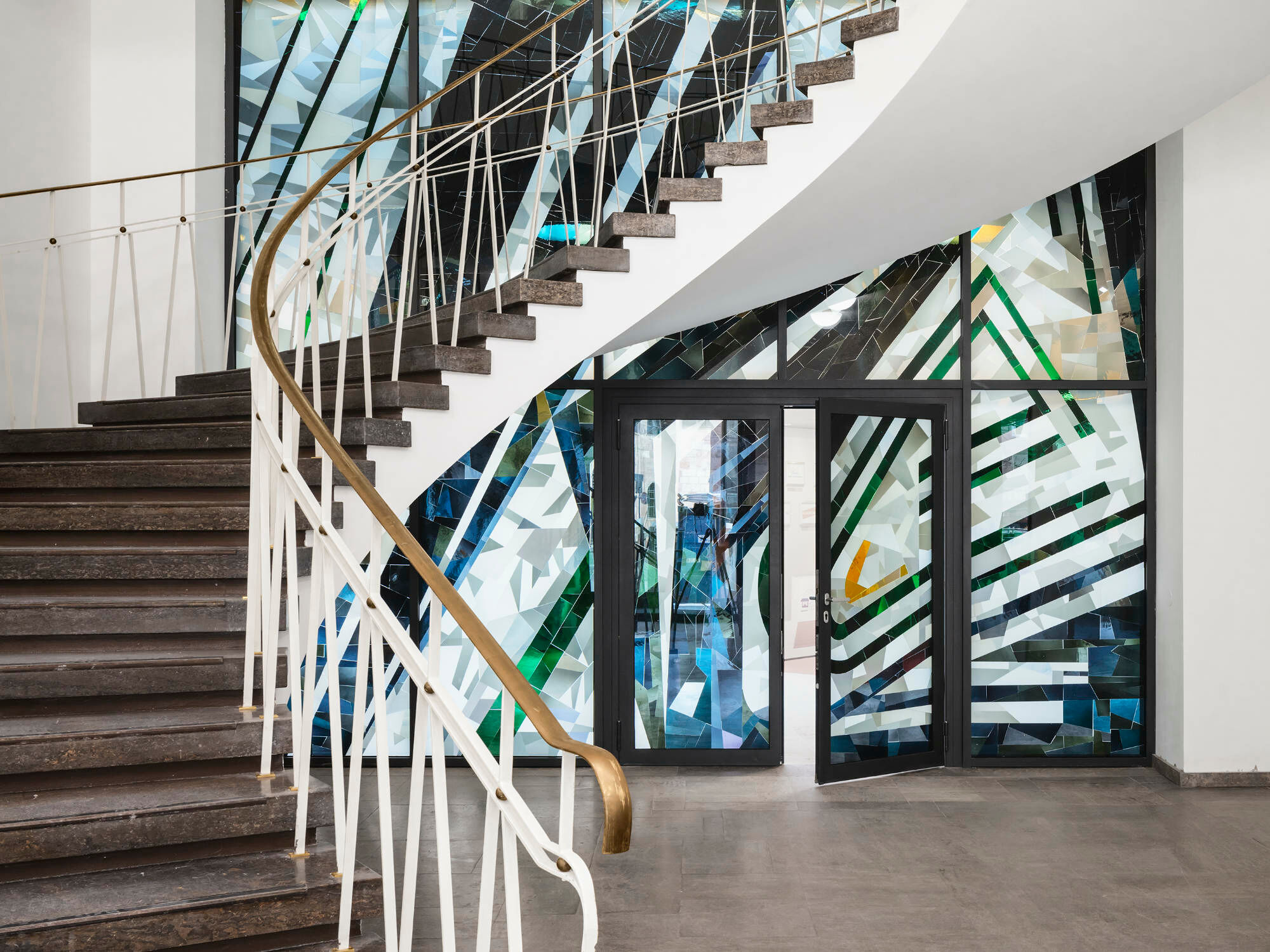 Das von Behles und Jochimsen sanierte Haus der Wirtschaft in Nürnberg verbindet ein neues Atrium mit einem restaurierten Glasmosaik aus Echt-Antikglas, das brandschutztechnisch ertüchtigt wurde.