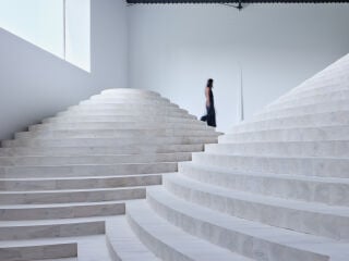 Der Showroom befindet sich in einem alten, tschechischen Genossenschaftsgebäude, dessen Sanierung der Architekt Jakub Janošík für das Fensterbau-Unternehmen seiner Familie plante.
