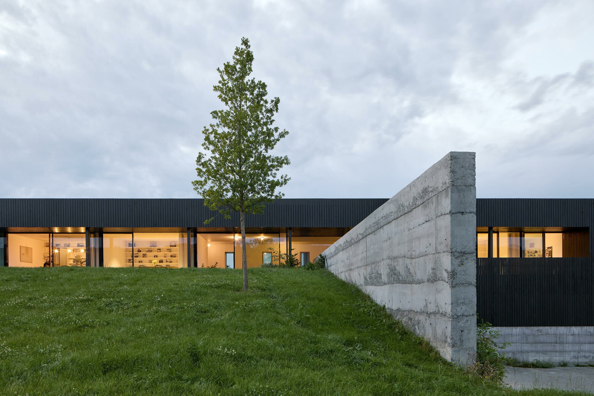 Die aufgeworfene Topographie ermöglicht den Zugang zur Landschaft auch aus den Obergeschossen der umgebauten Halle.